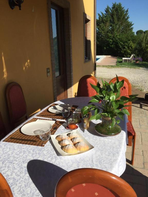 Il Casale Di Lavinia Bed & Breakfast Fabro Bagian luar foto